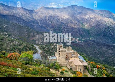 Sant Pere de Rodes con il suo villaggio nella valle sottostante. In alto sulle montagne questo ex monastero benedettino ora restaurato come un museo galleggia sopra Foto Stock