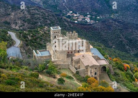 Sant Pere de Rodes con il suo villaggio nella valle sottostante. In alto sulle montagne questo ex monastero benedettino ora restaurato come un museo galleggia sopra Foto Stock