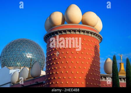 Facciata del Museo Dali Teatro contenente le creazioni surrealiste di Salvador Dali, a Figueres, Catalogna, Costa Brava, Spagna Foto Stock