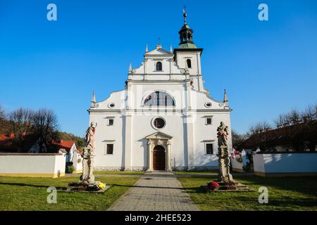 Rytwiany, Polonia. 11 novembre 2021. Chiesa storica nel Golden Forest Hermitage a Rytwiany. Credito: Waldemar Sikora Foto Stock