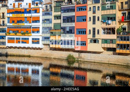 Case colorate lungo il fiume Onyar attraverso Passeig Jose Canalejas nel centro di Girona Catalonia Spagna Foto Stock