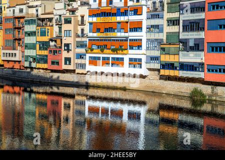 Case colorate lungo il fiume Onyar attraverso Passeig Jose Canalejas nel centro di Girona Catalonia Spagna Foto Stock