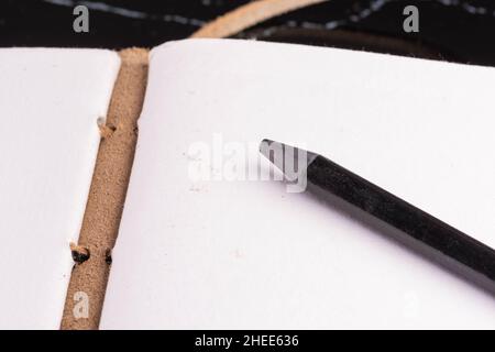 Pagine vuote con matita in copertina diaria in pelle Foto Stock