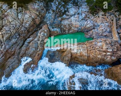 Piscina d'acqua salata naturale es Cau a sud del villaggio di Begur in Costa Brava Girona Spagna Foto Stock