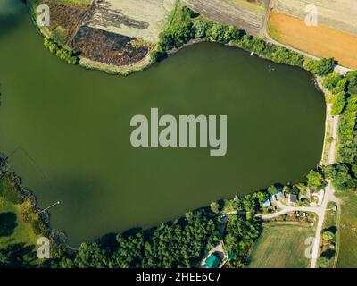 Vista aerea sul grande lago vicino ai campi agricoli. Foto Stock