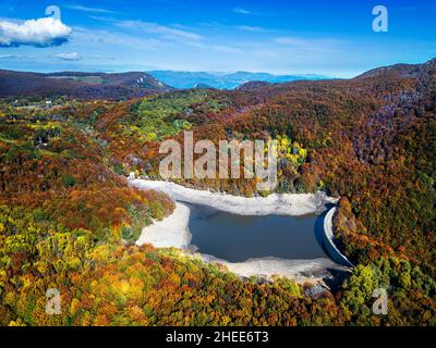 Lago artificiale di Santa Fe del Montseny e Foresta e montagne in autunno nel Parco Naturale di Montseny Barcellona, Catalogna Spagna Foto Stock