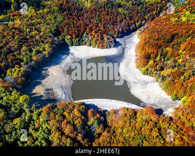 Lago artificiale di Santa Fe del Montseny e Foresta e montagne in autunno nel Parco Naturale di Montseny Barcellona, Catalogna Spagna Foto Stock