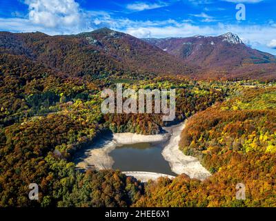 Lago artificiale di Santa Fe del Montseny e Foresta e montagne in autunno nel Parco Naturale di Montseny Barcellona, Catalogna Spagna Foto Stock