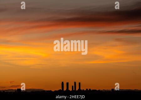 Madrid, Spagna. 10th Jan 2022. Vista dei grattacieli della zona d'affari delle quattro Torri di Madrid al tramonto di una calda giornata invernale. Credit: Marcos del Maio/Alamy Live News Foto Stock