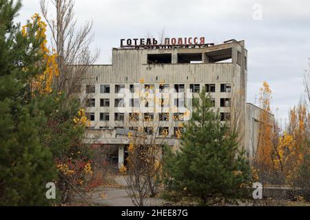 Hotel Polissya nella città sovietica abbandonata di Pripyat nella zona di esclusione di Chernobyl Foto Stock