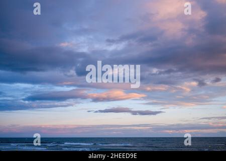 Questa foto di paesaggio è stata scattata in Europa, Francia, Occitanie, Herault, in estate. Vediamo le nuvole al tramonto. Foto Stock