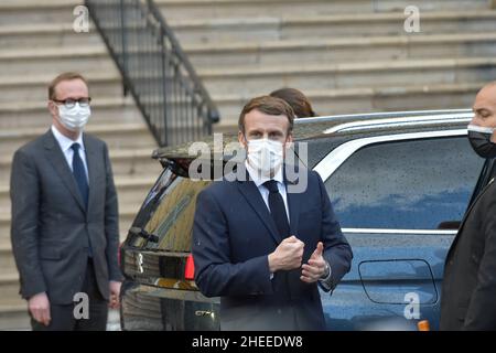 Emmanuel Macron visto come esce dall'edificio.il presidente francese Emmanuel Macron sta visitando Nizza per confermare i finanziamenti per la costruzione di un centro di pubblica sicurezza nella città. In un ex ospedale abbandonato dal 2015 saranno combinati i servizi di polizia Nazionale e di polizia Municipale. Questa è la prima volta in Francia che tutti questi servizi coabiteranno nello stesso luogo. La messa in servizio è prevista per il 2025 e il costo è stimato a 220 milioni di euro, di cui 172 milioni finanziati dal piano di stimolo del governo francese. Foto Stock