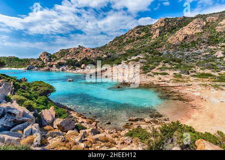 Vista panoramica sulla pittoresca Cala Corsara nell'isola di Spargi, una delle principali attrazioni dell'Arcipelago della Maddalena, Sardegna, Italia Foto Stock