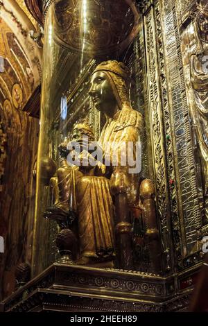 MONTSERRAT, SPAGNA - 15 MAGGIO 2017: La Vergine Nera è un'immagine scultorea molto apprezzata della Vergine Maria col Bambino, custodita nel Mo Benedettino Foto Stock