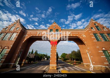 Portale in stile olandese all'ingresso della città di Holambra. Questa è una città tipical costruito i miei immigrati olandesi, São Paulo Estate, Brasile Foto Stock