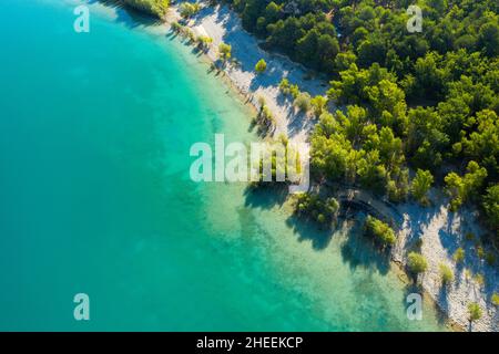 Questa foto di paesaggio è stata scattata in Europa, in Francia, Provenza Alpi Costa Azzurra, nel Varo, in estate. Vediamo il lago di Sainte-Croix visto dalla s. Foto Stock