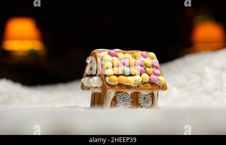 Casa di pane di zenzero decorata con cura. Foto Stock