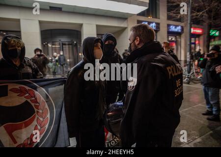 Berlino, Germania. 10th Jan 2022. Lunedì sera, la gente si è dimostrata contraria alla politica della corona in tutta la zona urbana di Berlino. Le controdimostrazioni si sono svolte contemporaneamente. (Foto di Michael Kuenne/PRESSCOV/Sipa USA) Credit: Sipa USA/Alamy Live News Foto Stock