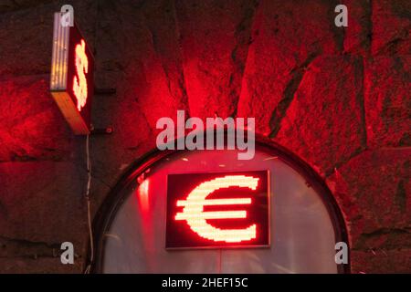 cambio valuta dollaro vd euro segno neon strada pubblicità denaro Foto Stock