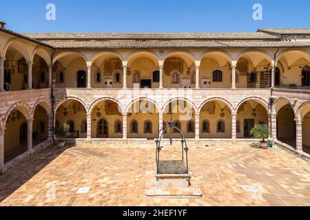 Cortile interno del Sacro Convento, il convento accanto alla Basilica di San Francesco d'Assisi, Umbria, Italia Foto Stock