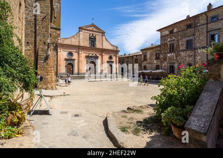 Civita di Bagnoregio, Lazio, 2020 agosto – Piazza principale di Civita con la Chiesa romanica di San Donato Foto Stock