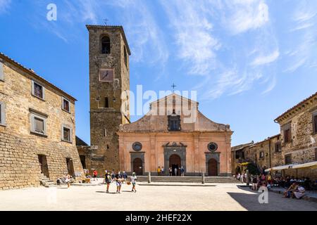 Civita di Bagnoregio, Lazio, 2021 agosto – Piazza principale di Civita con la Chiesa romanica di San Donato Foto Stock