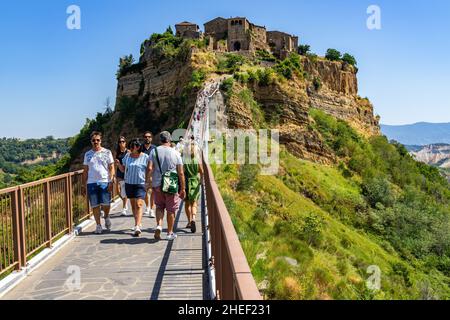 Civita di Bagnoregio è accessibile solo con una passerella pedonale che offre viste mozzafiato. Civita di Bagnoregio, Lazio, Italia, 2021 agosto Foto Stock