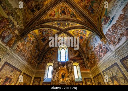 La cappella dedicata a San Brizio all'interno della cattedrale di Orvieto, decorata con affreschi medievali, Umbria, Italia Foto Stock