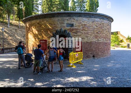 Il Pozzo di San Patrizio (S. Pozzo di Patrick) ad Orvieto è un pozzo storico costruito nel 16th secolo. Orvieto, Umbria, Italia, 2021 agosto Foto Stock