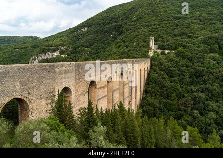 Il panoramico acquedotto "Ponte delle Torri" di Spoleto, circondato da un paesaggio naturale paesaggistico, Umbria, Italia Foto Stock