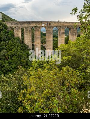 Il panoramico acquedotto "Ponte delle Torri" di Spoleto, circondato da un paesaggio naturale paesaggistico, Umbria, Italia Foto Stock