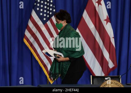 Washington, Stati Uniti. 10th Jan 2022. Il sindaco Muriel Bowser parla di Covid-19 Situational Update durante una conferenza stampa presso l'Old Council Chambers Building a Washington DC, USA. Credit: SOPA Images Limited/Alamy Live News Foto Stock