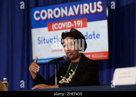 Washington, Stati Uniti. 10th Jan 2022. Il sindaco Muriel Bowser parla di Covid-19 Situational Update durante una conferenza stampa presso l'Old Council Chambers Building a Washington DC, USA. Credit: SOPA Images Limited/Alamy Live News Foto Stock