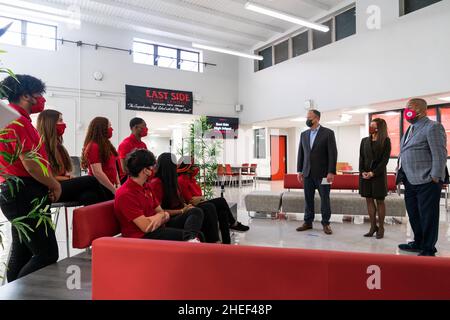 Newark, New Jersey, Stati Uniti. 19th Ott 2021. Il secondo Gentleman Douglas Emhoff partecipa a una conversazione con i leader degli studenti, martedì 19 ottobre 2021, presso la East Side High School di Newark, New Jersey. (Foto di Cameron Smith) Credit: White House/ZUMA Press Wire Service/ZUMAPRESS.com/Alamy Live News Foto Stock