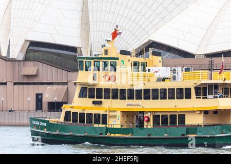 Sydney Ferry il MV Golden Grove un traghetto di prima classe della flotta passa l'edificio della Sydney Opera House, Australia Foto Stock