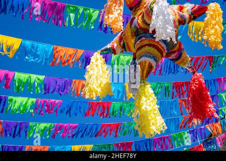 festa messicana con piñata tradizionali e bandiere cartacee a Oaxaca Foto Stock