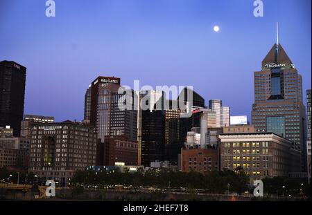 La luna piena sopra il centro di Pittsburgh, Pennsylvania in una serata estiva negli Stati Uniti. Foto Stock