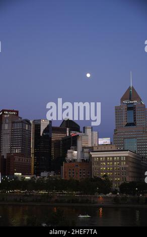 La luna piena sopra il centro di Pittsburgh, Pennsylvania in una serata estiva negli Stati Uniti. Foto Stock