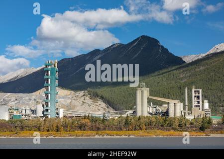 Stabilimento industriale ad Alberta, Canada. Vista sulle montagne in autunno. Foto di viaggio, nessuno, fuoco selettivo Foto Stock