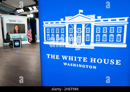 Washington, DC, Stati Uniti. 14th Ott 2021. Il Vice Presidente Kamala Harris partecipa a una conversazione virtuale sulla caregiving, giovedì 14 ottobre 2021, nell'Auditorium di Corte Sud dell'Eisenhower Executive Office Building presso la Casa Bianca. (Foto di Lawrence Jackson) Credit: White House/ZUMA Press Wire Service/ZUMAPRESS.com/Alamy Live News Foto Stock