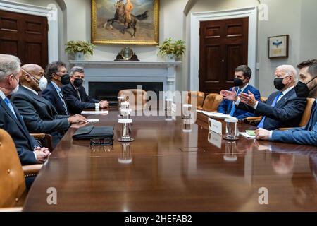 Washington, DC, Stati Uniti. 13th Ott 2021. Il presidente Joe Biden partecipa a un incontro con alti funzionari e stakeholder sulle strozzature della catena di fornitura dei trasporti globali, mercoledì 13 ottobre 2021, nella sala Roosevelt della Casa Bianca. (Foto di Adam Schultz) Credit: White House/ZUMA Press Wire Service/ZUMAPRESS.com/Alamy Live News Foto Stock