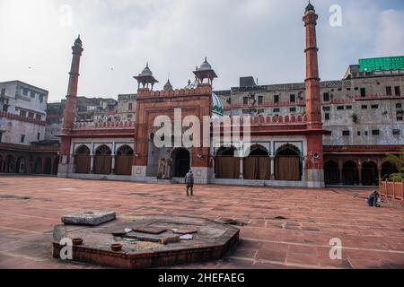 New Delhi, India. 10th Jan 2022. La struttura principale della Moschea di Fatehpuri, una delle più antiche moschee in india, che ha bisogno di urgente conservazione come diverse parti del monumento di Mughal-era ha subito gravi danni strutturali, Chandni Chowk. Fatehpuri Masjid costruita nel 1650 d.C. da Fatehpuri Begum una delle mogli dell'imperatore Mughal Shah Jahan, la moschea è costruita in arenaria rossa ed è splendidamente decorata con piccole cupole e minareti. Segna il grande culmine della strada storica di chandni Chowk. Credit: SOPA Images Limited/Alamy Live News Foto Stock