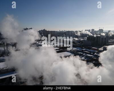 Vista aerea da un drone alla fabbrica e all'inquinamento atmosferico in città Foto Stock