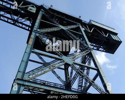 Una gru a sbalzo Titan costruita da William Arrol & Co nel 1917, presso il molo James Watt di Greenock sul Firth of Clyde. Foto Stock