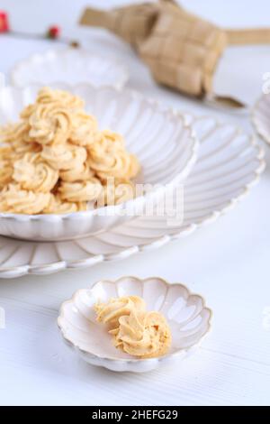 Selected Focus, SLoce Up Kukis Sagu Keju o Cheese Sago Cookies è uno dei biscotti preferiti in Indonesia per Natale o Lebaran. Foto Stock