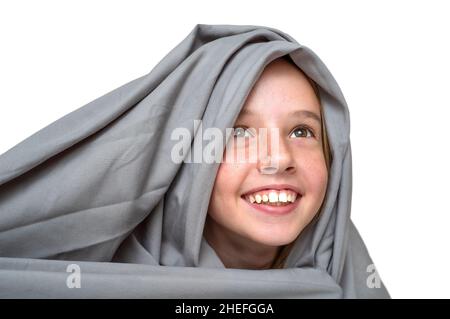 Ragazza felice adolescente avvolto in coperta grigia isolato su sfondo bianco Foto Stock