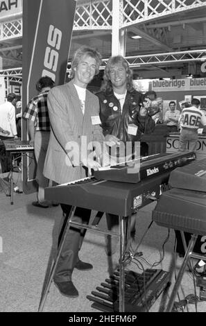 I musicisti rock inglesi Rick Parfitt, OBE e Andy Bown provano nuove tastiere alla British Music Fair di Londra nel 1993. Foto Stock