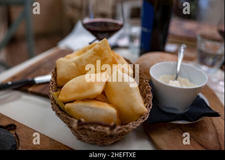 Cibo della regione Emilia Romagna, pane fritto gnocco fritto o crescentina servito in ristorante a Parma, Italia close up Foto Stock