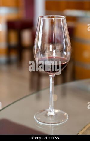 Industria del vino dell'isola di Cipro, degustazione di vino rosso secco su vecchia cantina situata sulle pendici sud della catena montuosa di Troodos. Foto Stock