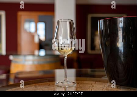 Industria del vino dell'isola di Cipro, degustazione di vino bianco secco su vecchia cantina situata sulle pendici sud della catena montuosa di Troodos. Foto Stock